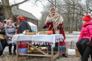 Kadın masada krep ile.