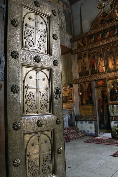 大規模な銅の扉. — ストック写真