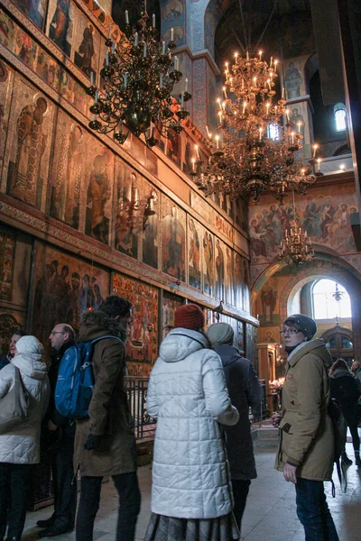 Mensen in de belangrijkste hal van St. Sophia Cathedral. — Stockfoto