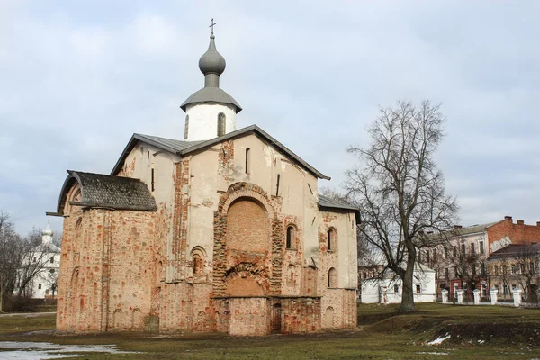 Église de briques Paraskeva a été fondée en 1207 . — Photo