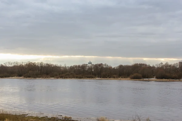 Novgorod templom a strandon. — Stock Fotó