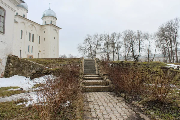 Interner Park im Juriev-Kloster. — Stockfoto