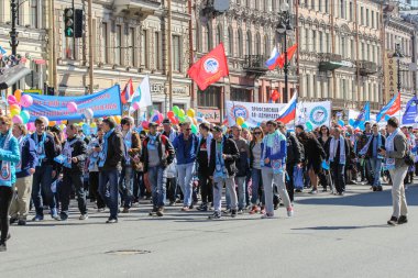 Cadde üzerinde insan şenlikli sütun.