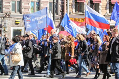 Parti ve ülke bayrakları taşıyan insanlar.