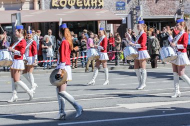Vurmalı çalgılar ile genç kız bir grup.