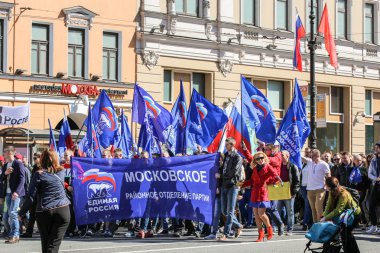 Mavi bayraklı kişilik bir kalabalık.