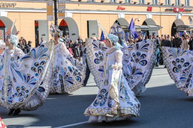 Güzel elbiseler içinde Halk Dansları Topluluğu.