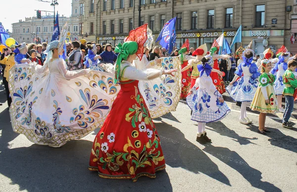 Танцующие девушки в национальных костюмах . — стоковое фото