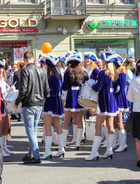 Un gruppo di ragazze in uniforme . — Foto Stock