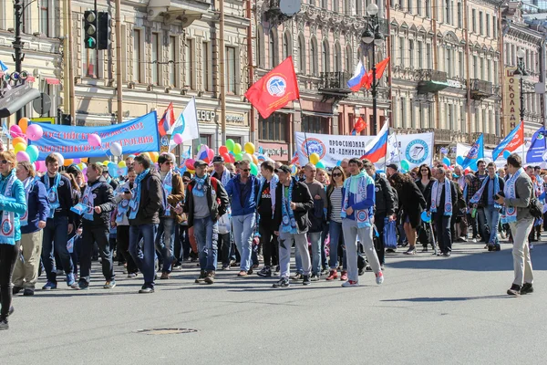 Cadde üzerinde insan şenlikli sütun.