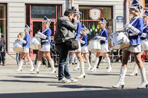 Fotografa ragazze tra il batterista . — Foto Stock