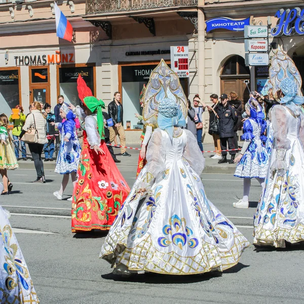 Dziewczyn w sukniach z wzorami na uroczysty pokaz. — Zdjęcie stockowe