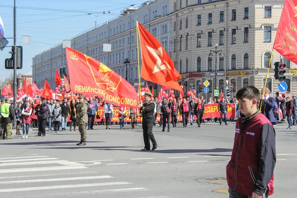 A komszomol Lenin piros zászlókkal emberek. — Stock Fotó