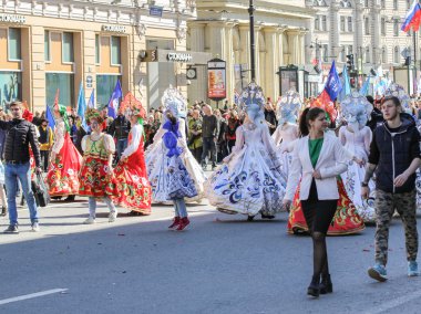Sokakta şenlikli insanlar.