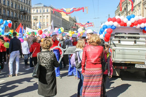 Люди на праздничном проспекте города . — стоковое фото