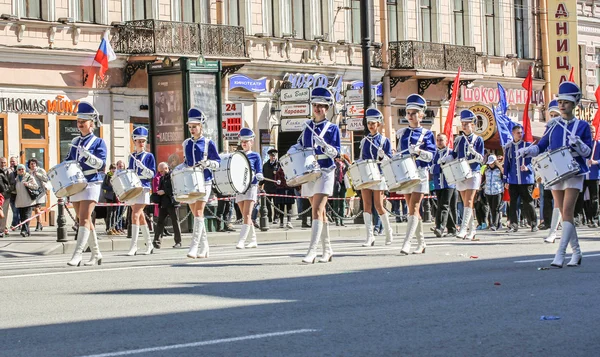 Oszlop fiatal lányok dobosok. — Stock Fotó