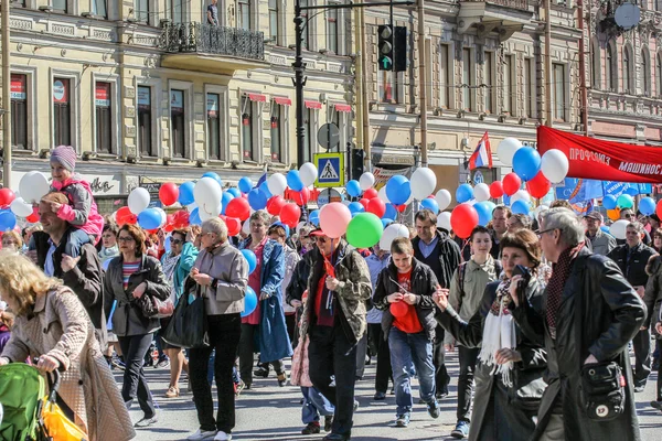 Persone nella colonna sulla manifestazione festiva . — Foto Stock