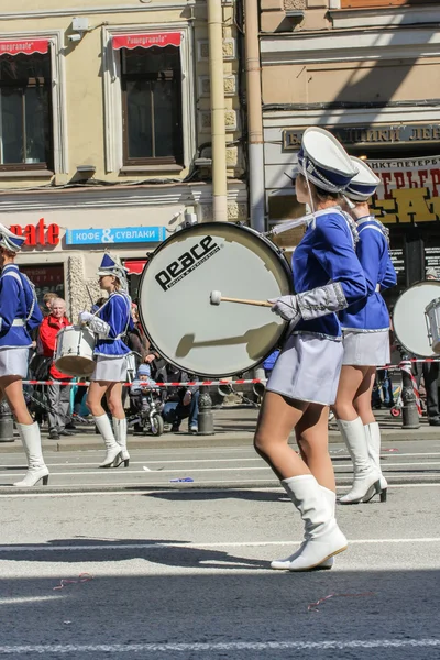 Ragazza in uniforme blu con un grande tamburo . — Foto Stock
