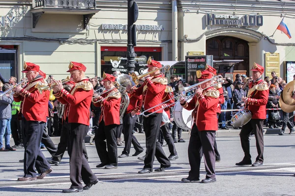 Rézfúvós zenekar trombita és dob. — Stock Fotó