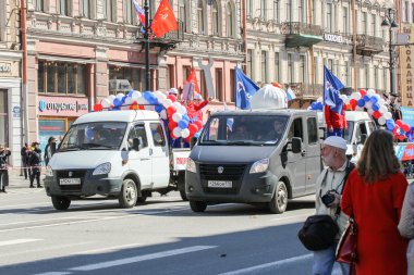 İçinde Festival gösteri dekore edilmiş arabalar.
