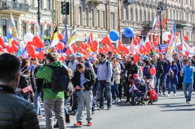 Kırmızı topları ile kişilik bir kalabalık.