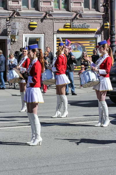 Gruppe junger Mädchen trommelt in roten Uniformen. — Stockfoto