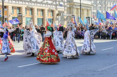 Ulusal kostümleri dans kız grubu.