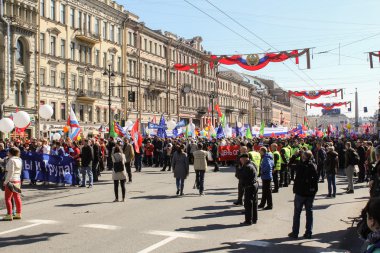 İnsanlar kutlama ilk Mayıs at.