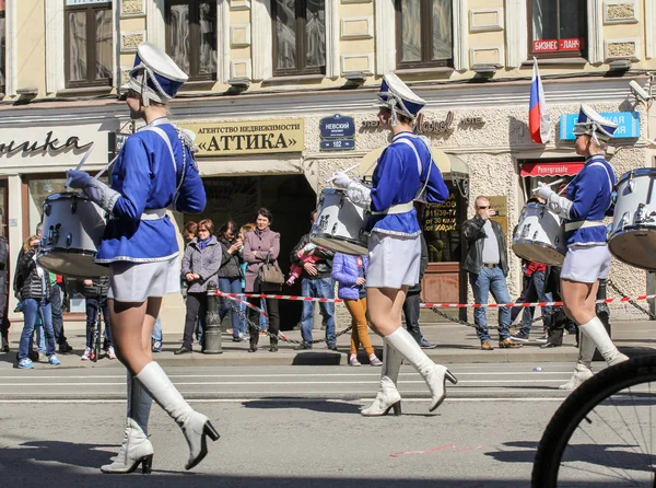 Tambours en uniforme bleu festif . — Photo