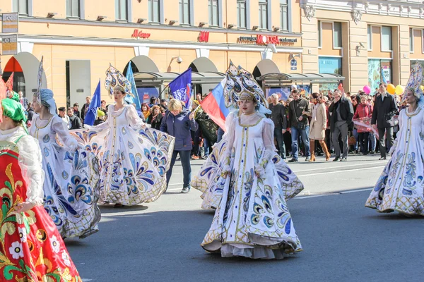 Lányok a hagyományos orosz ruhát az utcán. — Stock Fotó