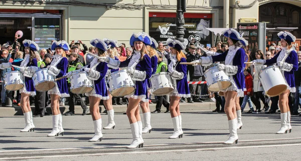 Gruppo di giovani ragazze batteristi . — Foto Stock