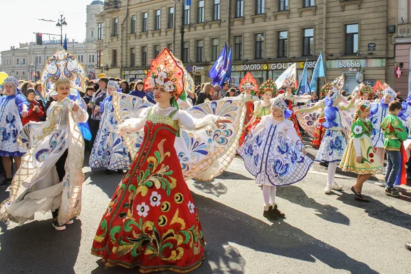 Танцующие девушки в традиционной одежде . — стоковое фото
