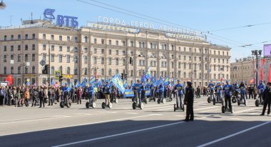 Elektrikli scooter üzerinde insanların hattı.
