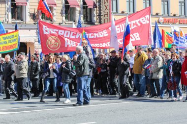 Kendi toplumunun bir afiş ile İnsanlar.