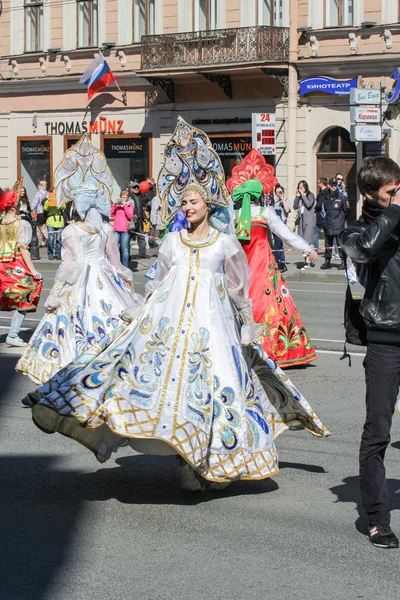 Filles dansantes en robes avec des motifs de russe . — Photo