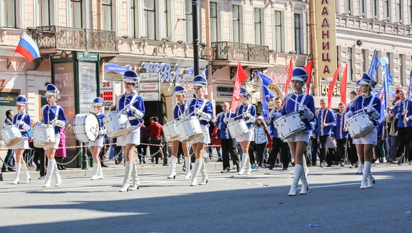 Grupa perkusisty dziewcząt w niebieskich garniturach. — Zdjęcie stockowe
