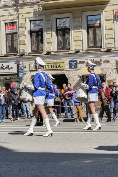 Gruppo batterista ragazze in uniforme blu — Foto Stock