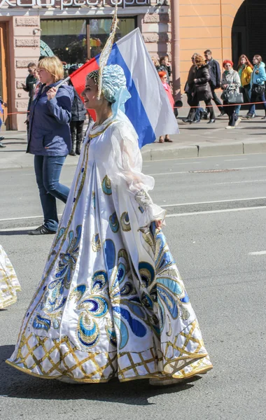Девушка в белом платье с голубым узором . — стоковое фото