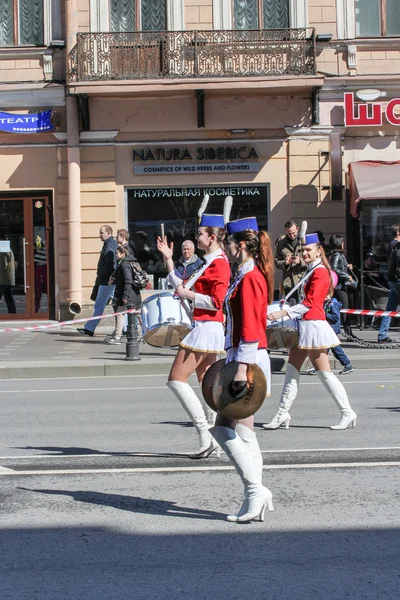 Giovani ragazze con strumenti a percussione per strada . — Foto Stock