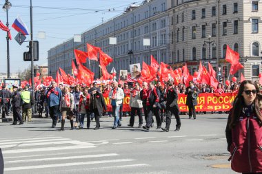 Lenin ve Stalin portreleri ile insanların bir kalabalık.