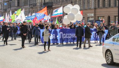 Bayraklı ve balonları olan insanlar.