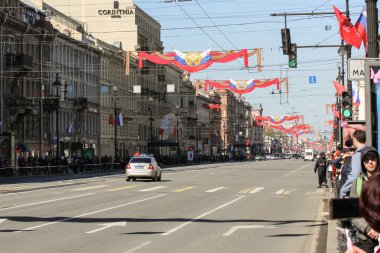 Mayıs ayının ilk günü için dekore edilmiş Nevsky Prospect.