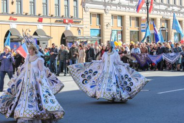 Güzel elbiseler içinde dans eden kızlar.