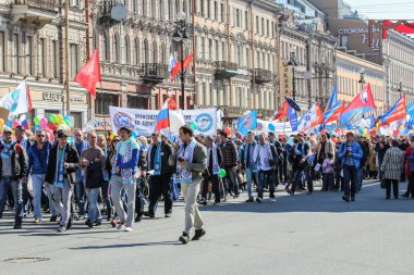 İnsan bir şehir cadde üzerinde şenlikli sütun.