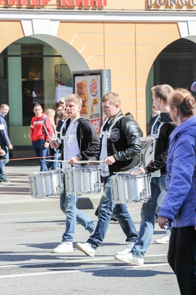 La fila dei giovani in marcia con la batteria . — Foto Stock