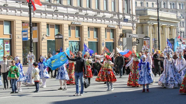 Grupa dziewcząt w jasne stroje. — Zdjęcie stockowe