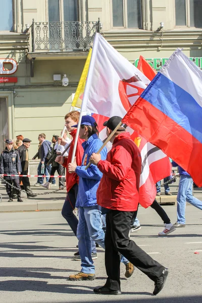 Jóvenes con diferentes banderas . —  Fotos de Stock