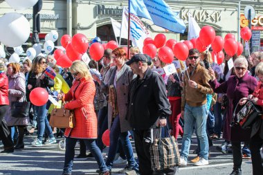 Kırmızı topları bir tatil grubu.