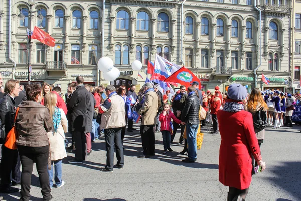 Люди в очікуванні старту святкової ходи. — стокове фото