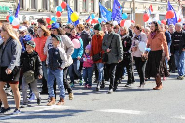 Yetişkin ve çocuk şenlikli bir sütun.